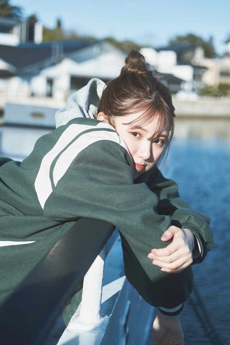 SKE48 菅原茉椰 1st写真集『シャッターチャンス』通常版裏表紙（撮影：藤原宏）