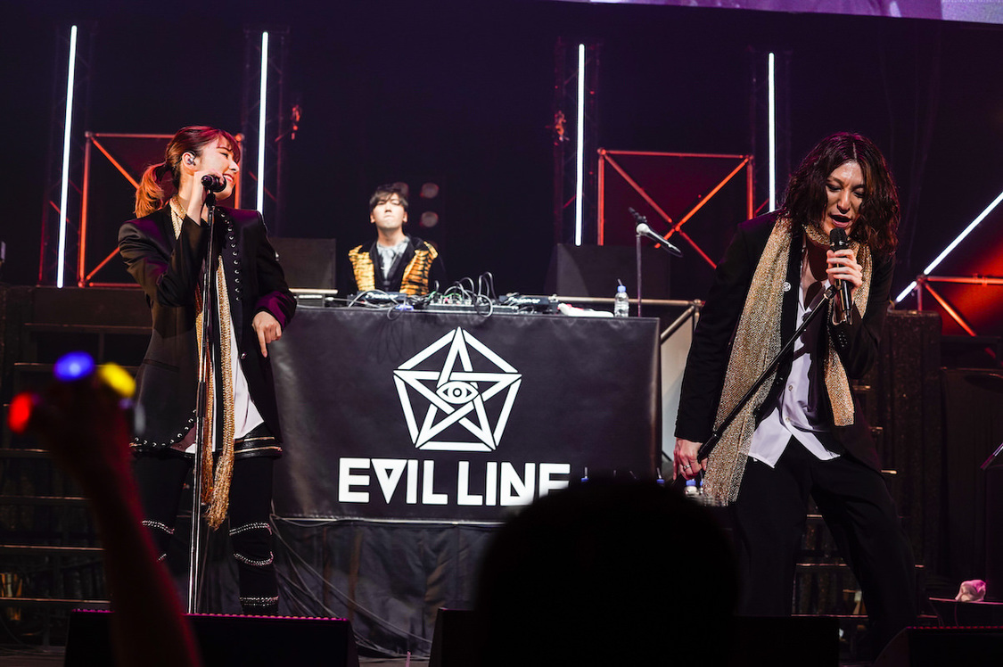 玉井詩織（ももいろクローバーZ）×ドレスコーズ×TeddyLoid｜＜EVIL LINE RECORDS 5th Anniversary FES.“EVIL A LIVE” 2019＞（写真提供：キングレコード）