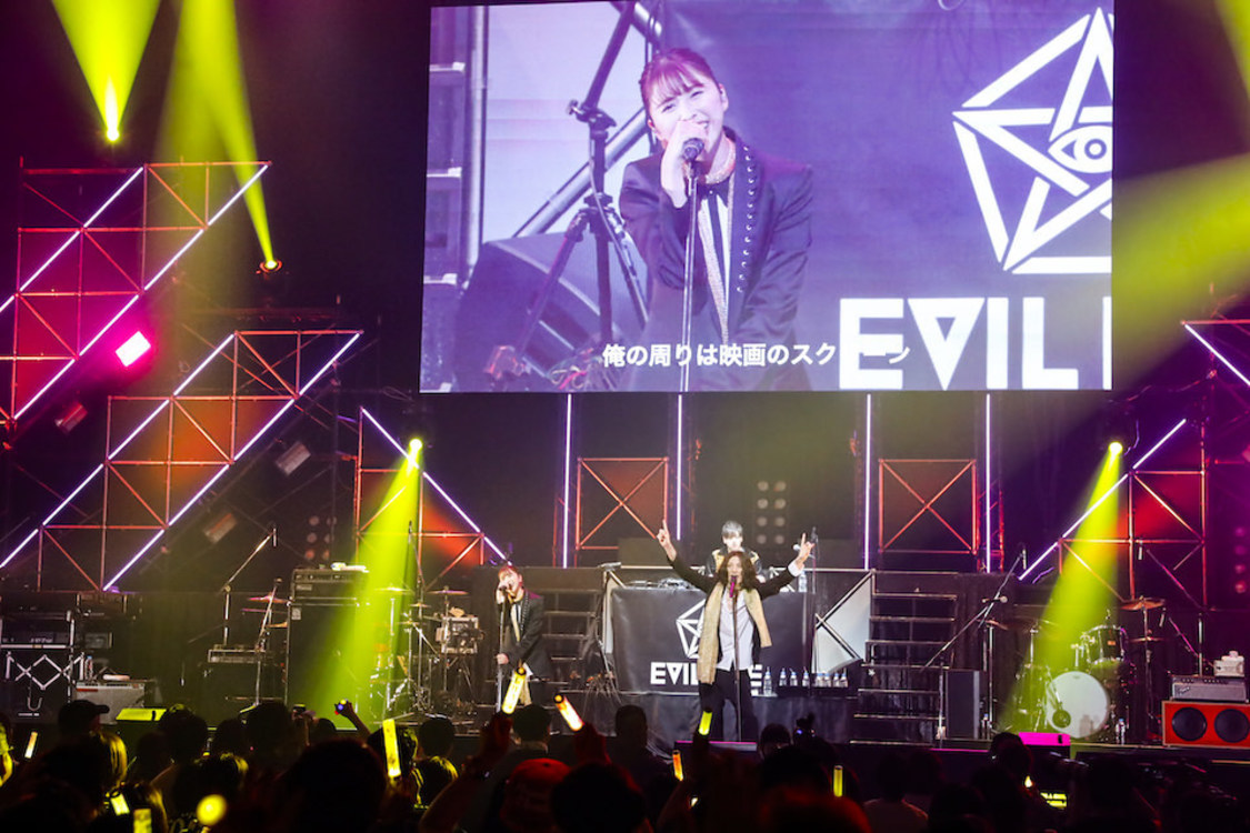 玉井詩織（ももいろクローバーZ）×ドレスコーズ×TeddyLoid｜＜EVIL LINE RECORDS 5th Anniversary FES.“EVIL A LIVE” 2019＞（写真提供：キングレコード）