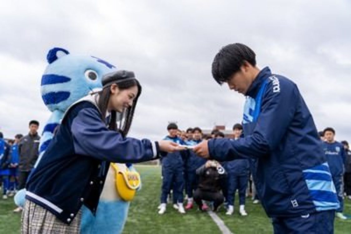 ＜僕が見たかった青空・吉本此那とチンタイガーによる贈呈セレモニー＞金沢大学SOLTILO FIELD（2024年3月23日）