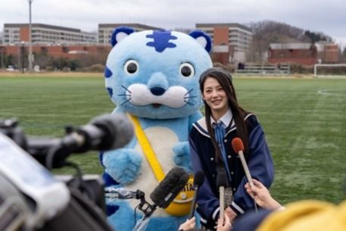 ＜僕が見たかった青空・吉本此那とチンタイガーによる贈呈セレモニー＞金沢大学SOLTILO FIELD（2024年3月23日）