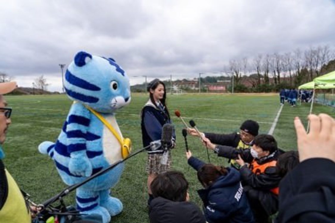 ＜僕が見たかった青空・吉本此那とチンタイガーによる贈呈セレモニー＞金沢大学SOLTILO FIELD（2024年3月23日）