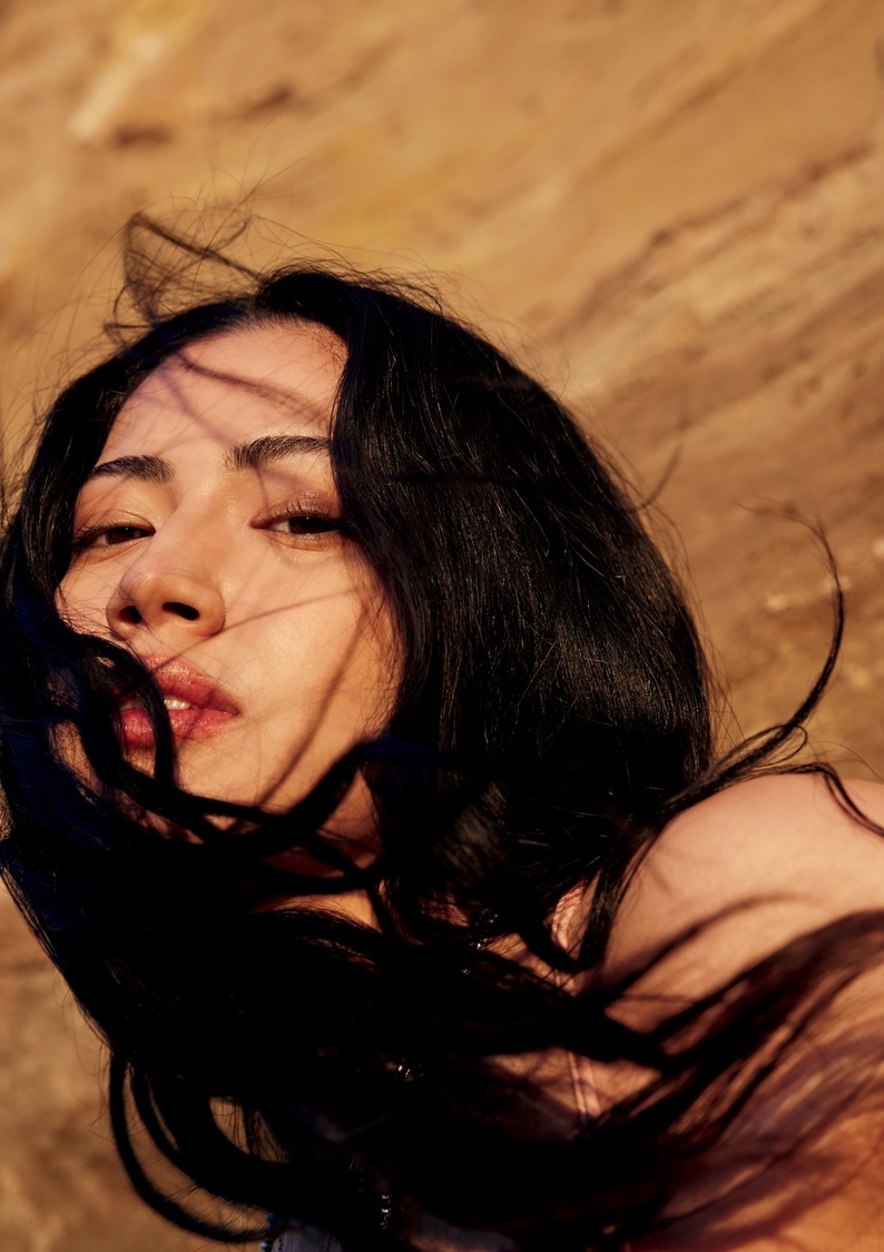 ギャビー1st写真集『FAITH』（(C)︎217…NINA／講談社）