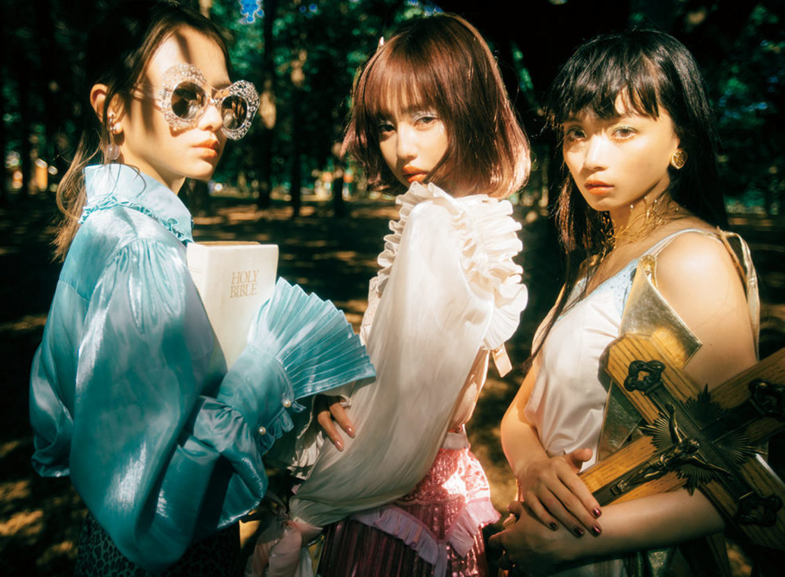 「Girls Beaute」左：山本舞香 中：中村里砂 右：ゆら