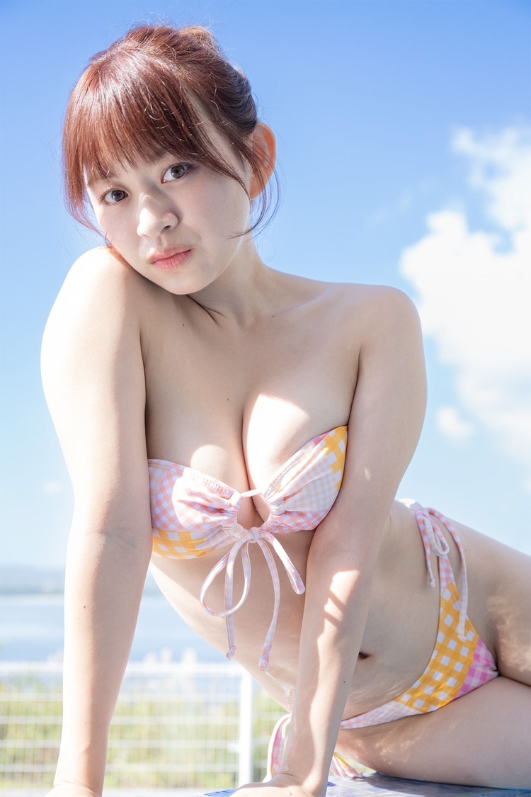 『SPA!デジタル写真集　戸塚咲季「テキサス生まれのあざかわ系女子」』誌面カット