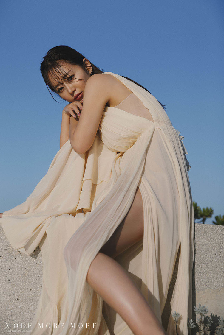 『井口裕香 写真集 MORE MORE MORE』掲載カット（撮影：倉本侑磨）