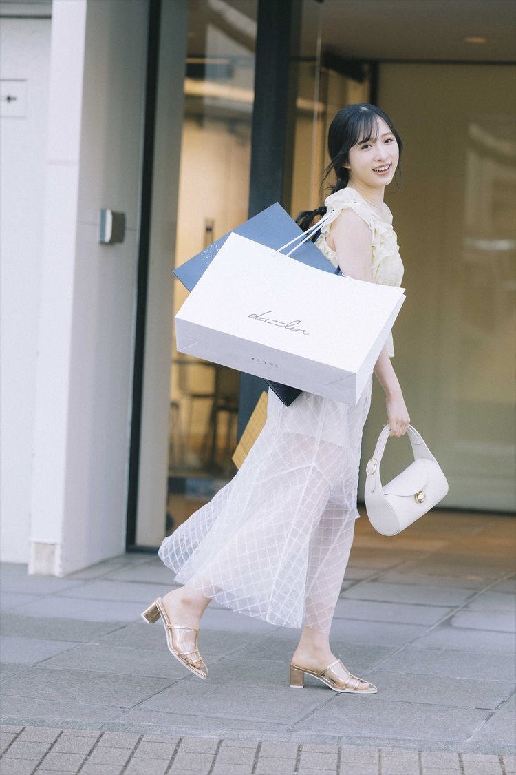 『小栗有以　2024.04-2025.03カレンダー　壁掛けver.』特設販売会場写真