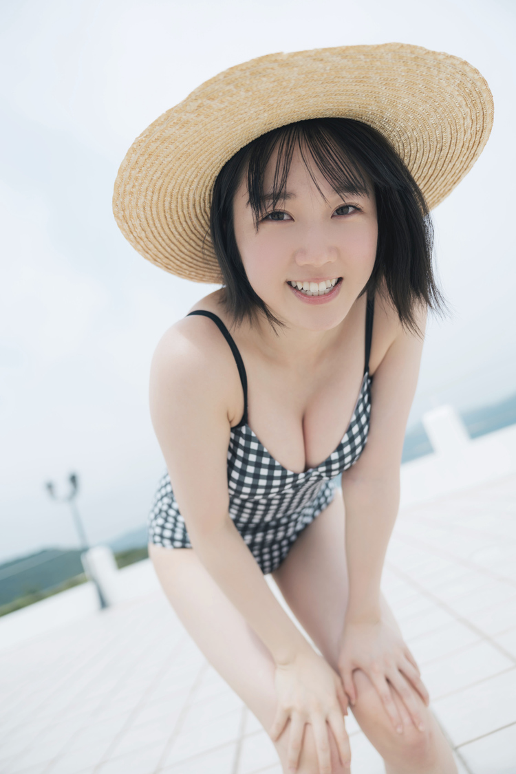 『甲斐心愛1st写真集　心の空』（©KADOKAWA／写真：カノウリョウマ）