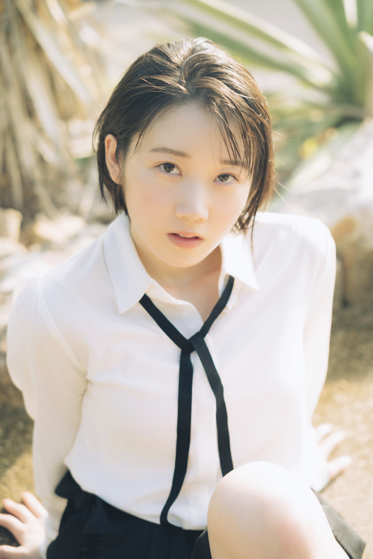 『甲斐心愛1st写真集　心の空』（©KADOKAWA／写真：カノウリョウマ）