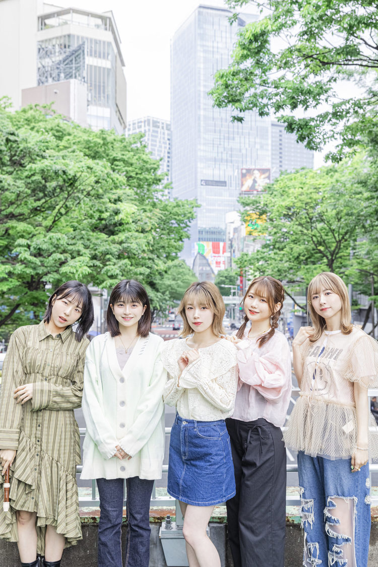 左から、鍛治島彩、佐々木ほのか、原明日香、佐々木ひまわり、槙田紗子