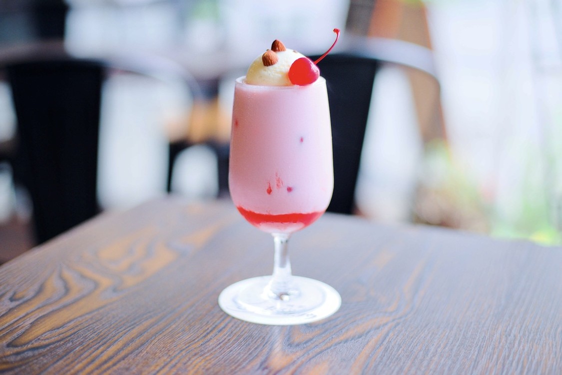 桃色：イチゴピューレのミルクフロート（花咲なつみイメージ）