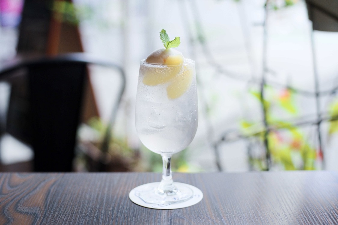 白色：夏の花と白桃のクリームソーダ（都塚寧々イメージ）