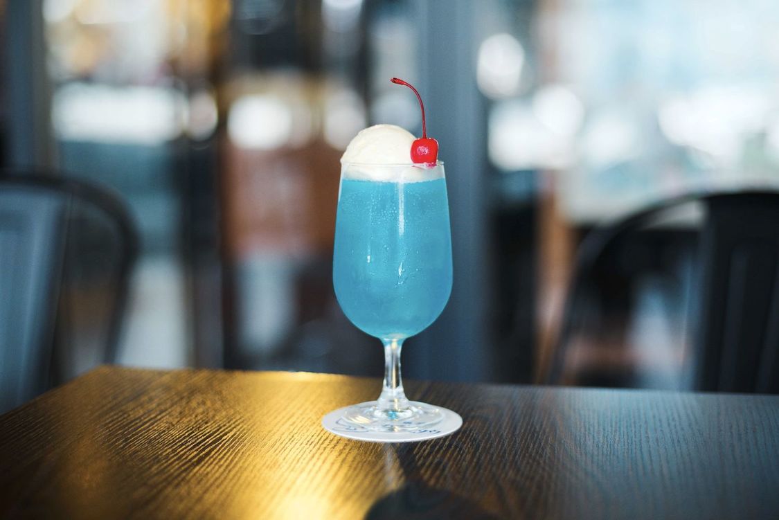 水色：海色のカクテルクリームソーダ（三原海イメージ）