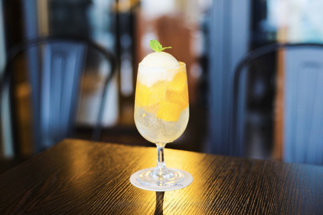 橙色：まるごとマンゴーのクリームソーダ（日野あみイメージ）