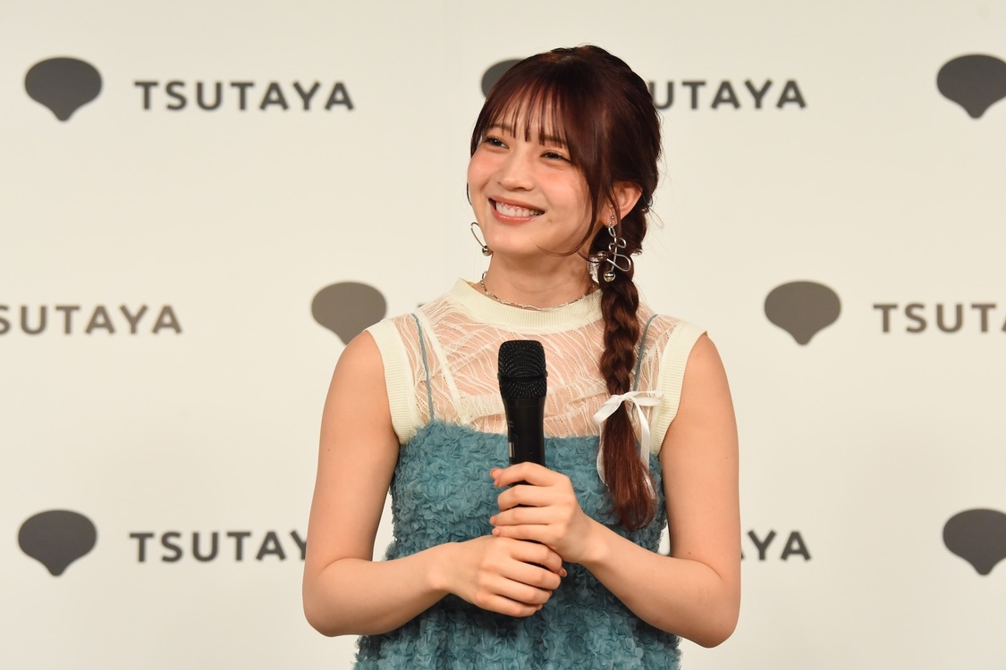 『黒嵜菜々子1st写真集　おとななこ。おさななこ。』（東京ニュース通信社刊）