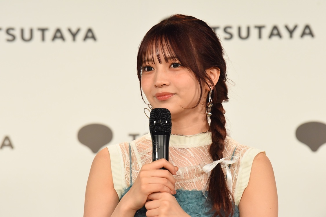 『黒嵜菜々子1st写真集　おとななこ。おさななこ。』（東京ニュース通信社刊）