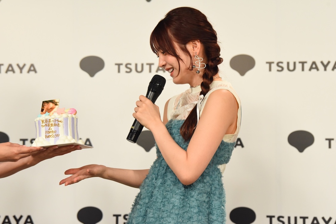 『黒嵜菜々子1st写真集　おとななこ。おさななこ。』（東京ニュース通信社刊）