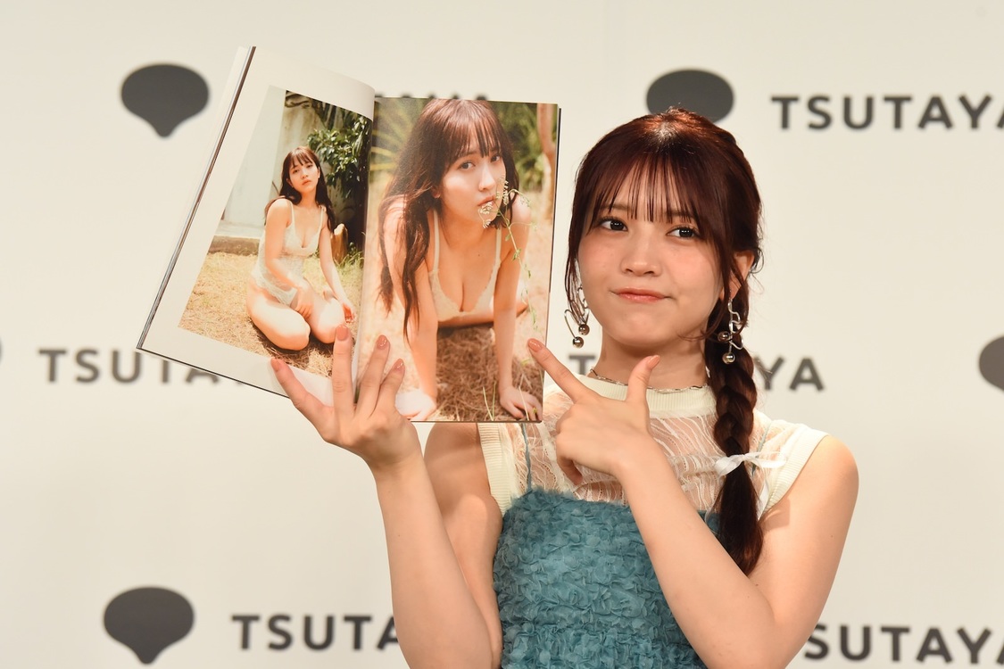 『黒嵜菜々子1st写真集　おとななこ。おさななこ。』（東京ニュース通信社刊）