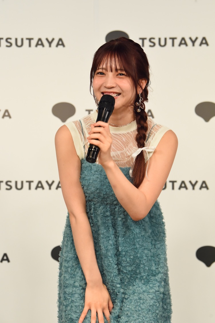 『黒嵜菜々子1st写真集　おとななこ。おさななこ。』（東京ニュース通信社刊）