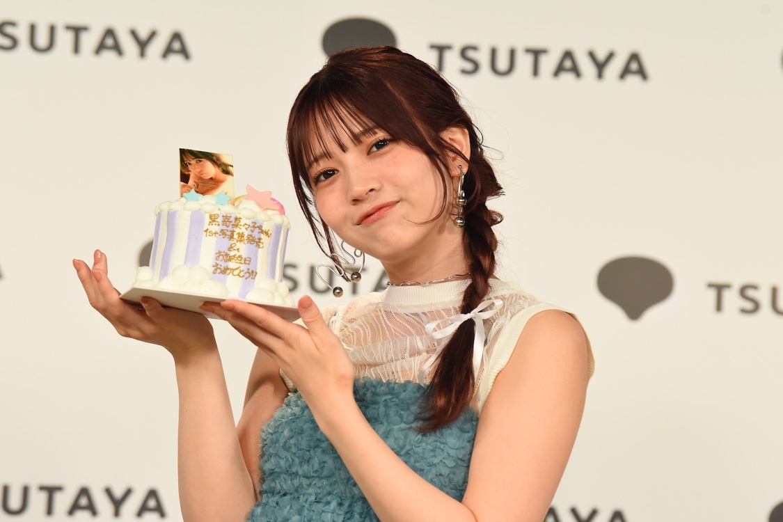 『黒嵜菜々子1st写真集　おとななこ。おさななこ。』（東京ニュース通信社刊）