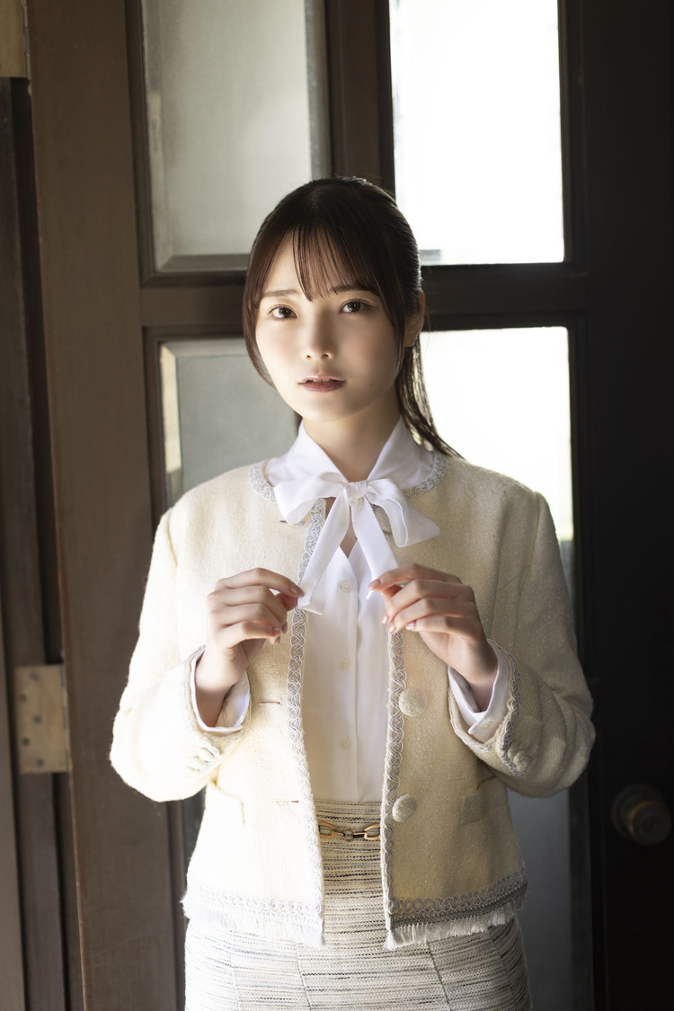 新谷姫加『ヤングアニマル』アザーカット（(C)白泉社／西條彰仁）