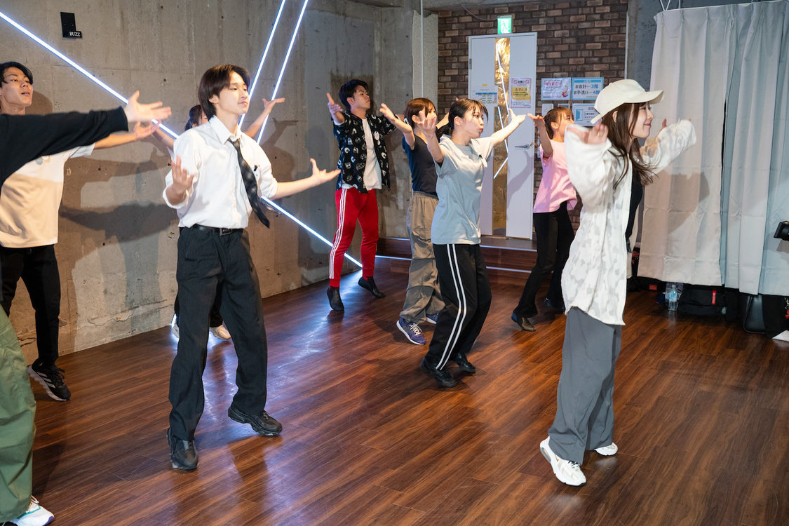 審査前に歌唱とダンスのレッスンを実施