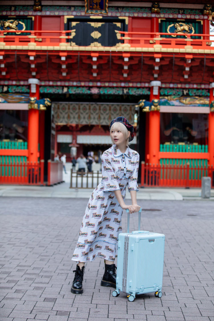 HoldOn travel スーツケースと篠崎こころ