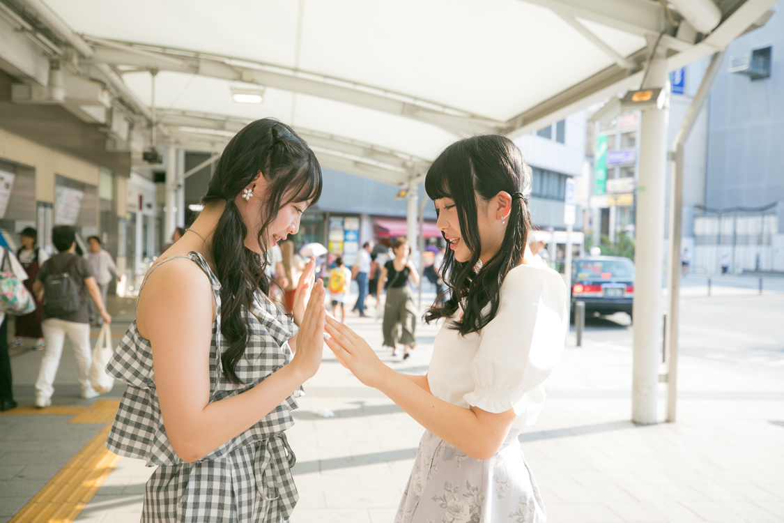 宇佐美幸乃（Luce Twinkle Wink☆）とPop'n'Roll副編集長 茉井良菜