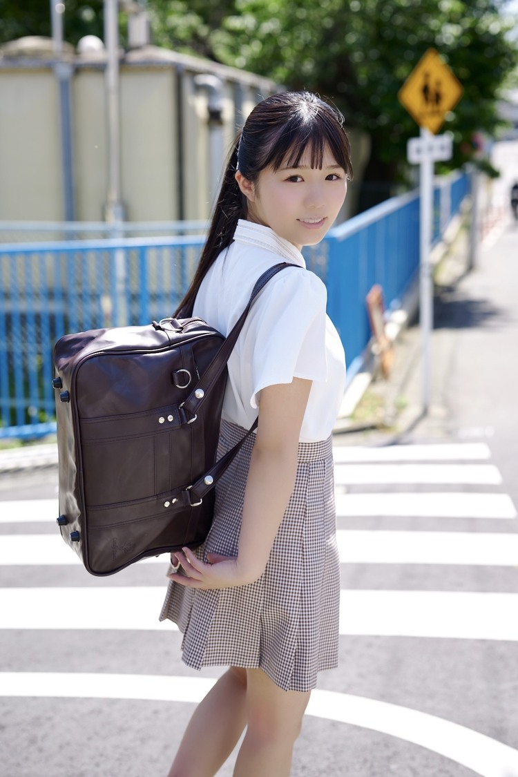 鈴もも『ヤングチャンピオン』（撮影：熊谷貫／スタイリスト：沼田美咲／ヘアメイク：塩田結香）