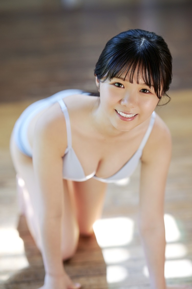 鈴もも『ヤングチャンピオン』（撮影：熊谷貫／スタイリスト：沼田美咲／ヘアメイク：塩田結香）