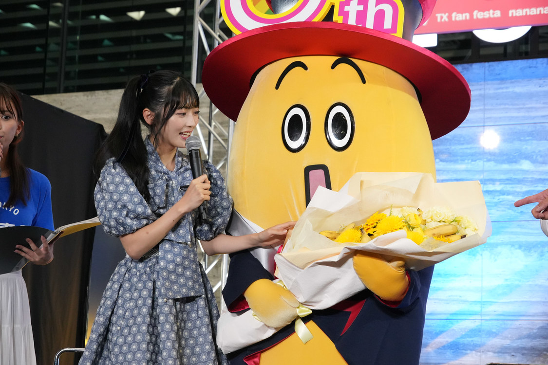 主演の佐藤がナナナへバナナの花束を贈呈（＜ナナナバースデー！テレ東ファンフェスタ＞／2024年7月7日）