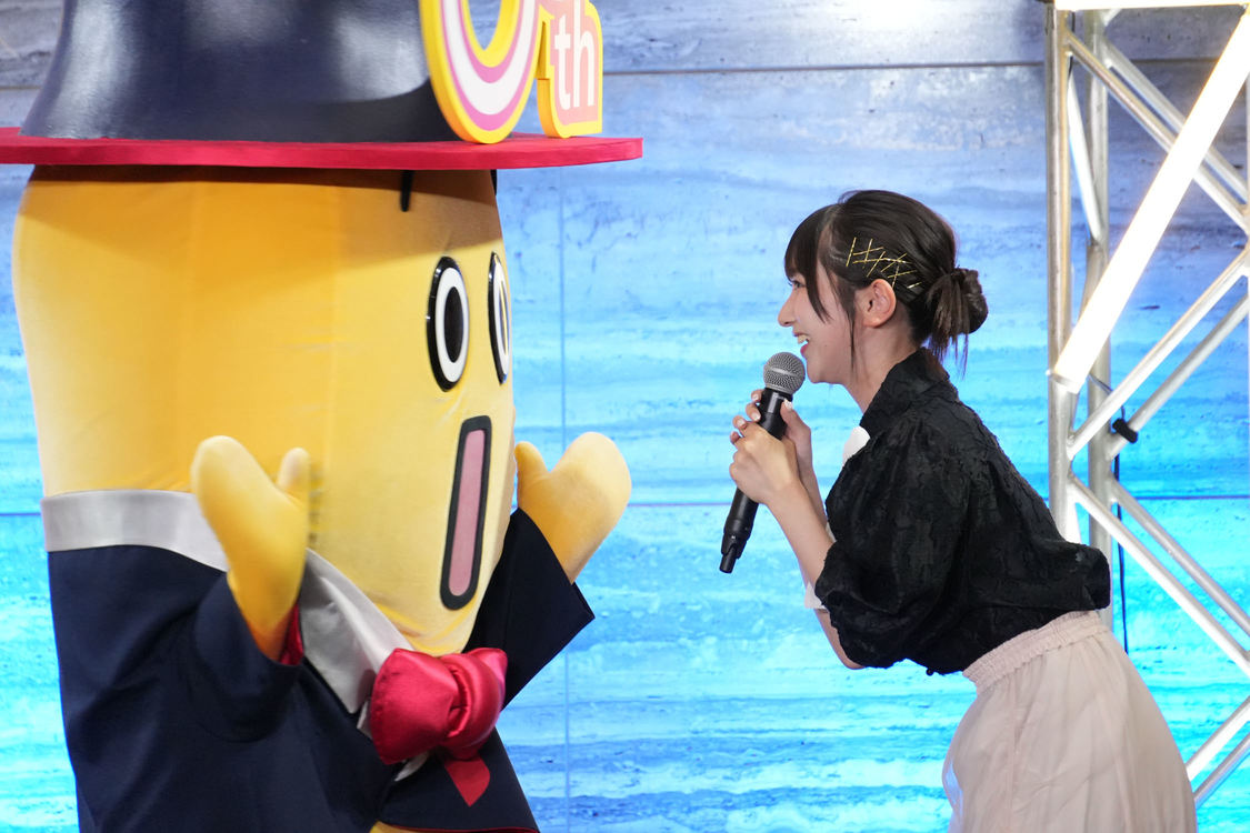 ナナナに握手会アピールをする山﨑（＜ナナナバースデー！テレ東ファンフェスタ＞／2024年7月7日）