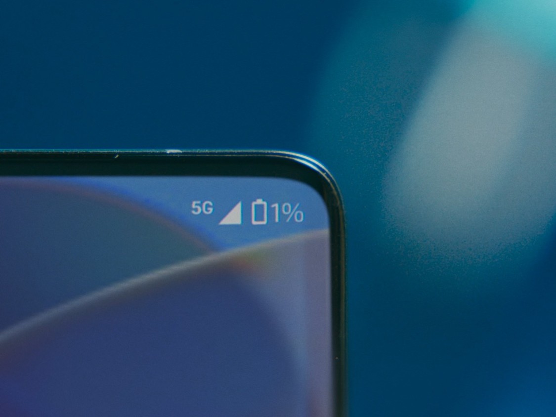 『motorola edge 50s pro』新CM「神ジューデンガール」篇場面写真