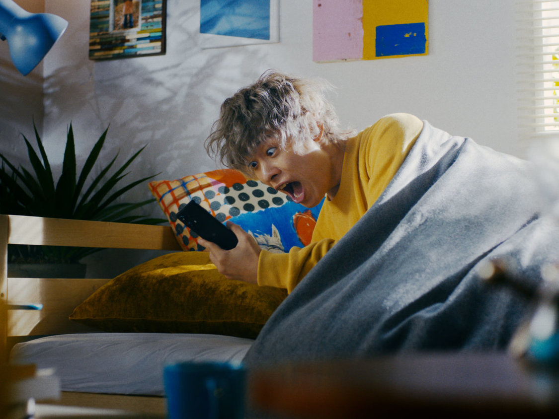 『motorola edge 50s pro』新CM「神ジューデンガール」篇場面写真