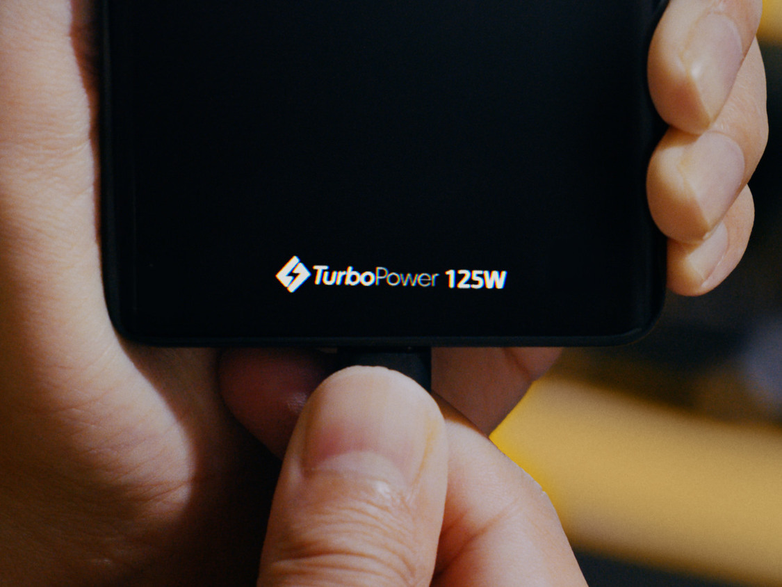 『motorola edge 50s pro』新CM「神ジューデンガール」篇場面写真