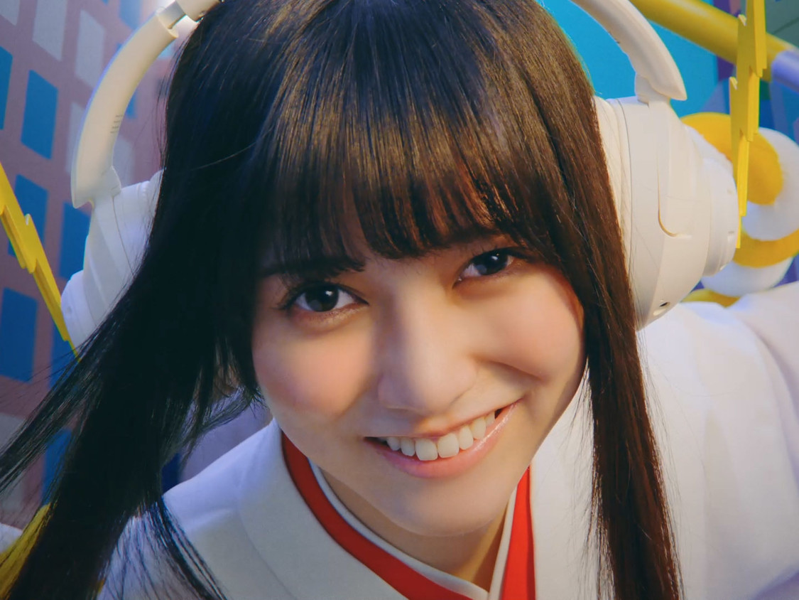 『motorola edge 50s pro』新CM「神ジューデンガール」篇場面写真