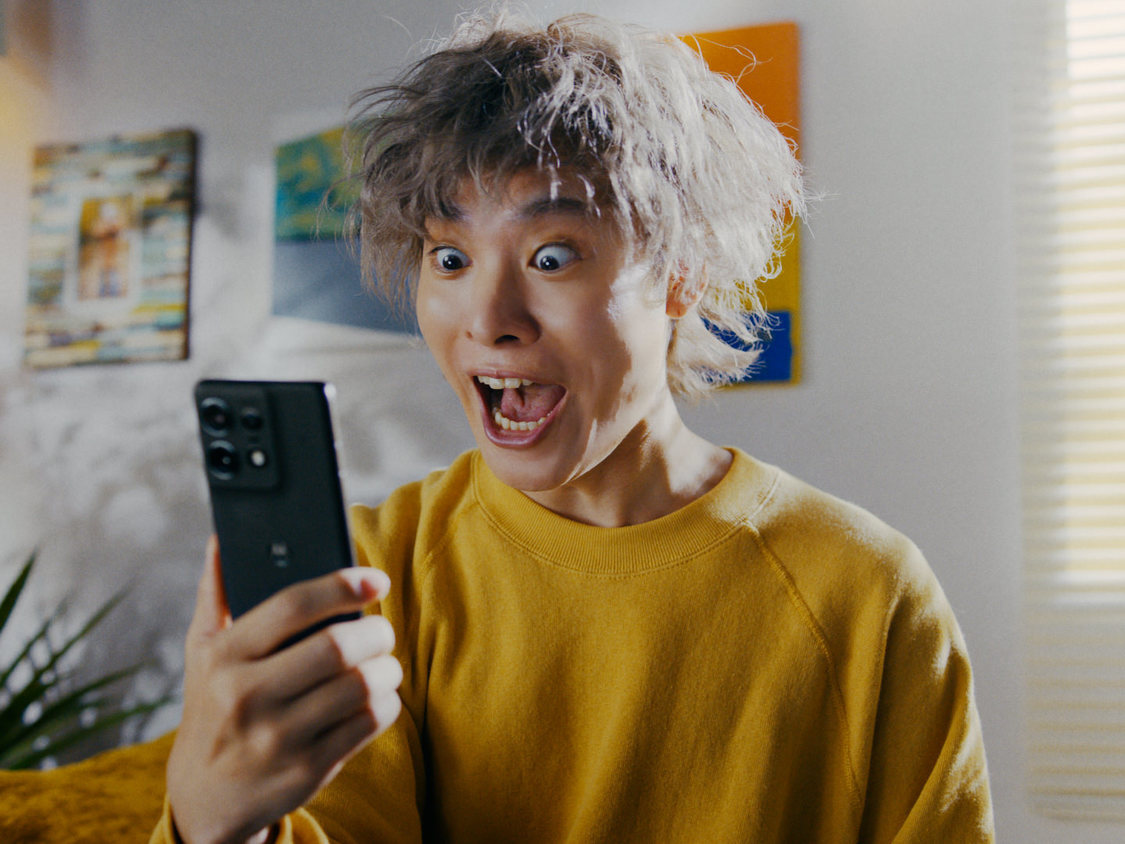 『motorola edge 50s pro』新CM「神ジューデンガール」篇場面写真