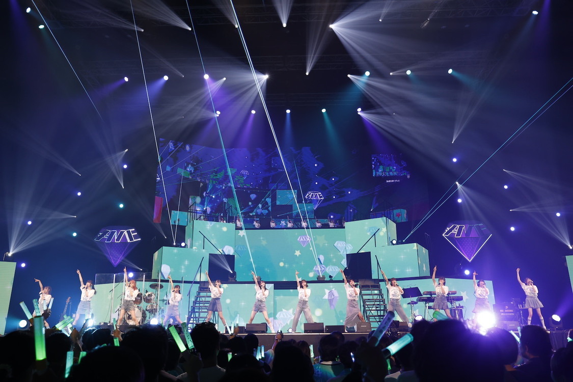 ＜≠ME 全国ツアー2024「やっ と、同じクラス」＞横浜アリーナ（2024年7月15日／©YOANI/KING RECORDS）