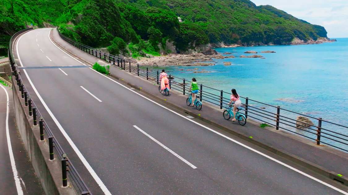 ≠ME「夏が来たから」MV場面写真（©YOANI/KING RECORDS）