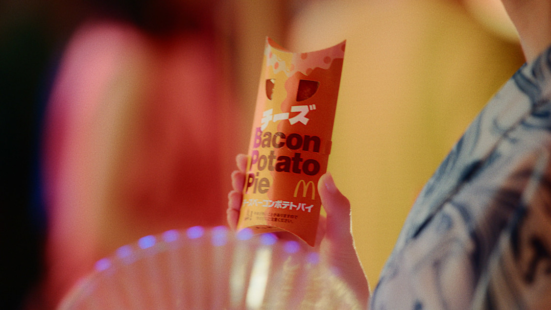 「チーズベーコンポテトパイ」新TV-CM（15秒）場面写真