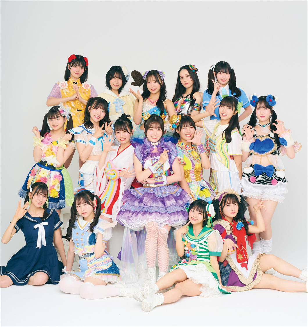 メンバー16人がそれぞれ異なる楽曲の衣装を着た迫力満点の衣装紹介カット（撮影：田中瞳）