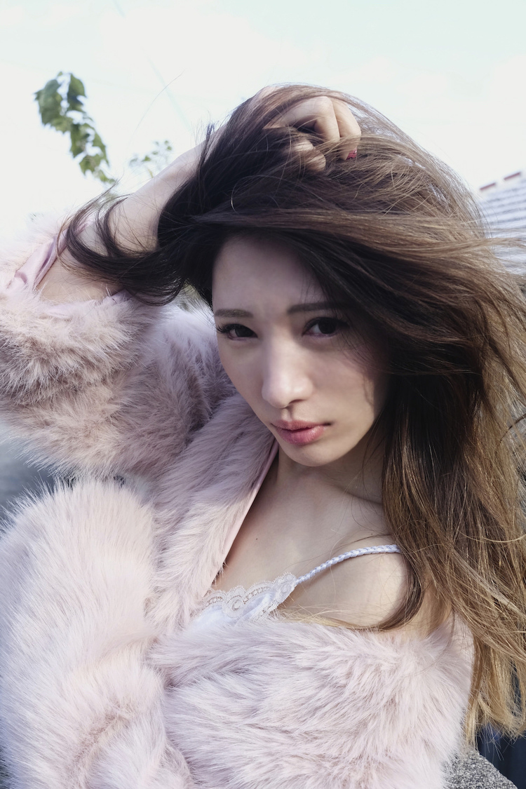 志築杏里 写真集（©笠井爾示／小学館）