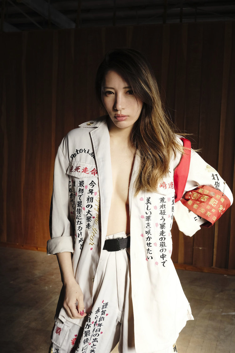 志築杏里 写真集（©笠井爾示／小学館）