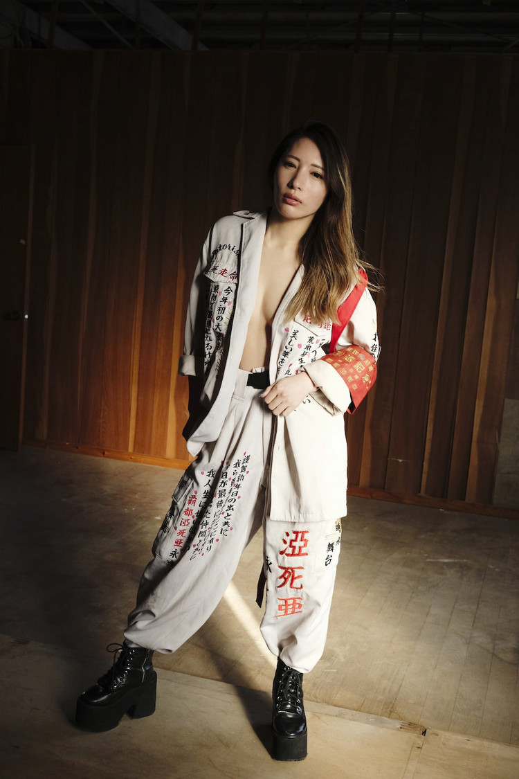 志築杏里 写真集（©笠井爾示／小学館）