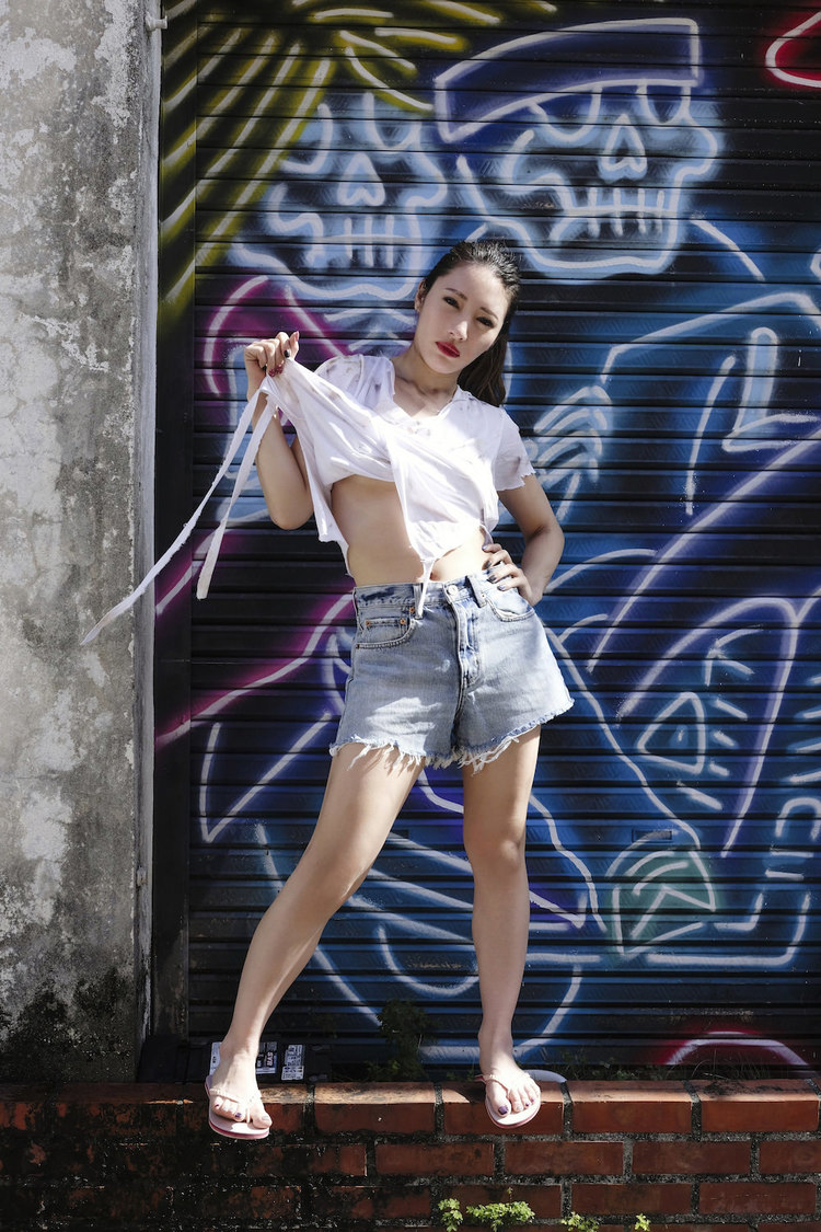 志築杏里 写真集（©笠井爾示／小学館）