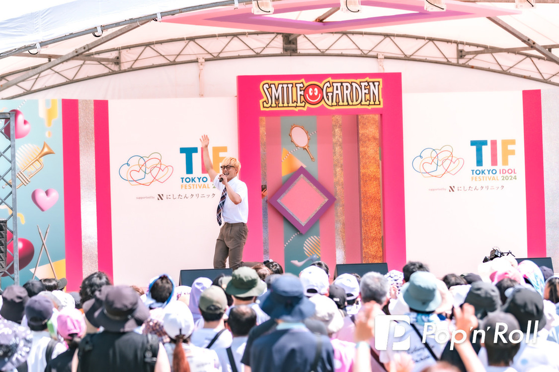 塚☆リカが行方不明となって、SMILE GARDENのステージ上で慌てるプロデューサーの塚田僚一