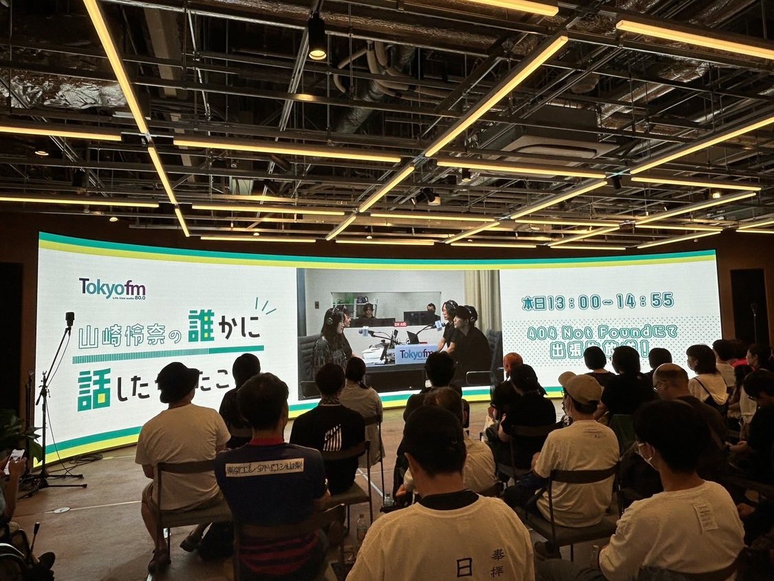 『TOKYO FM渋谷サテライト×404 Not Found』のスタジオの模様は、カフェスペースに設置した大ビジョンで視聴することが可能
