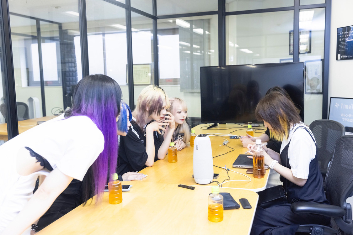 取材中には、アプリの使い方のレクチャーも。まだ知らなかった機能に、メンバーも驚いていた。