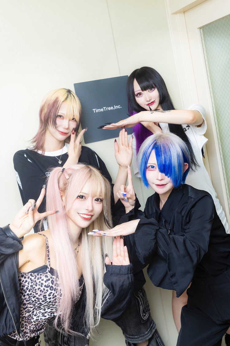 前方左から、星月夜あむ、青莇みけ／後方左から、冬邑ハク、あんりゴン