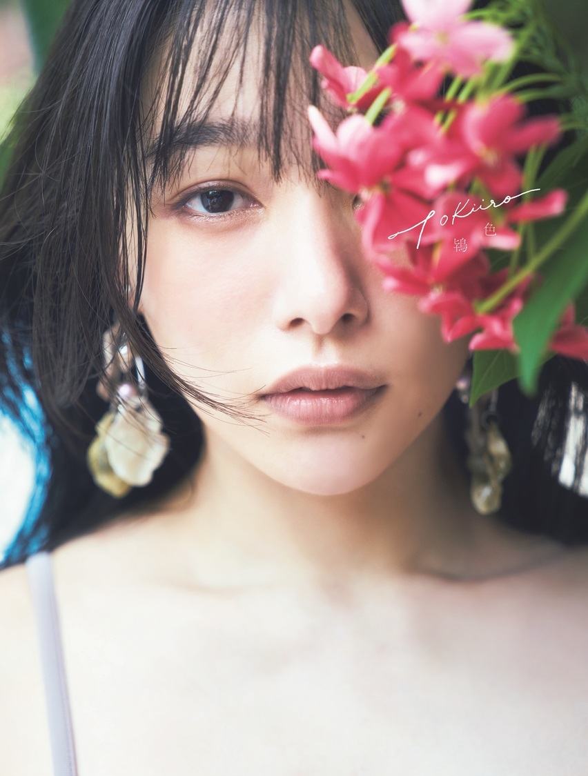 『桜井日奈子10周年記念写真集 鴇色 Amazon限定表紙版』（東京ニュース通信社刊）